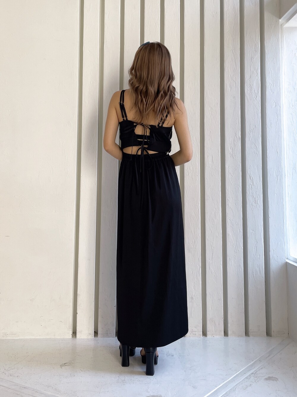 ブラック系のワンピース、ブラック系のサンダル、ブルー系のバレッタ/ヘアクリップを着用したレディースの春コーディネートの3枚目の写真