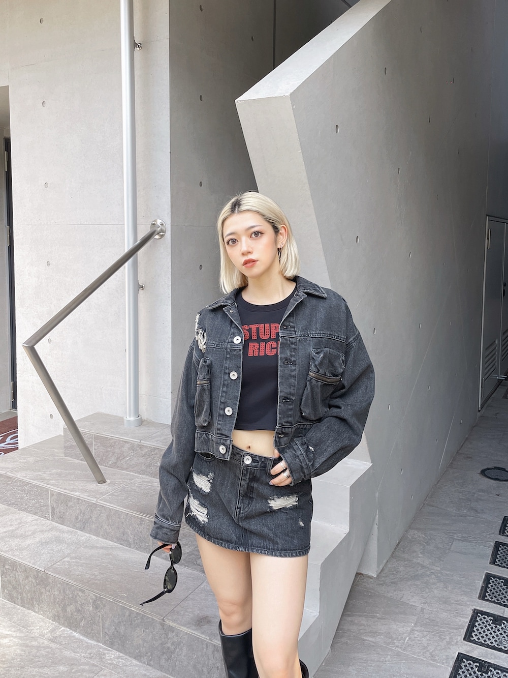 ブラック系のTシャツ/カットソー、ブラック系のデニムジャケット、ブラック系のデニムスカートを着用したレディースの夏コーディネートの4枚目の写真