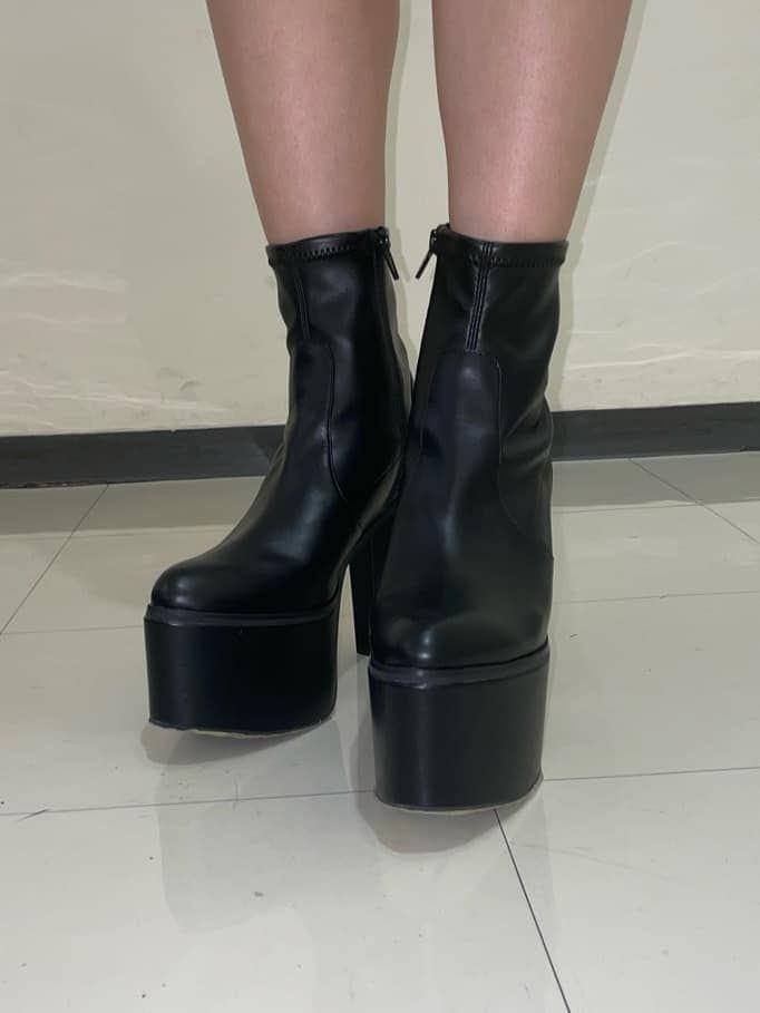 グレー系のニット/セーター、ブルー系のデニムパンツ、ブラック系のブーツを着用したレディースの夏コーディネートの5枚目の写真