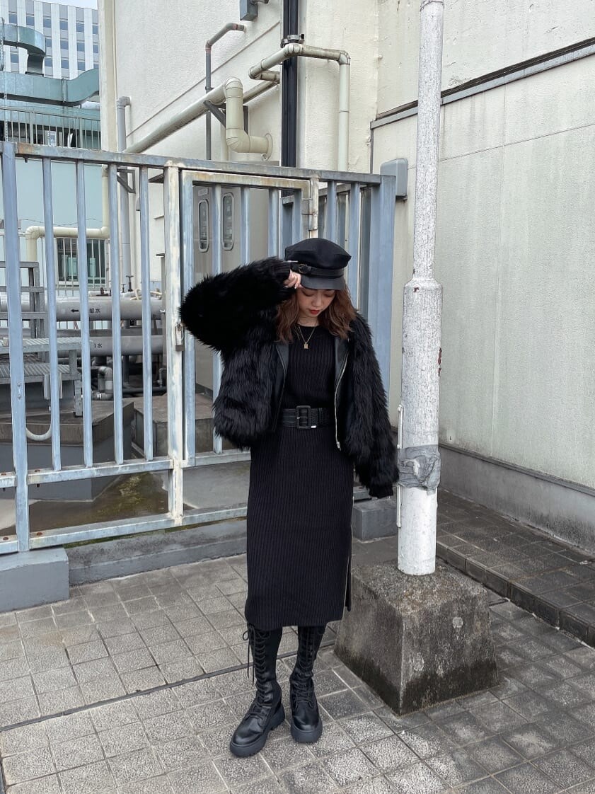 ブラック系のワンピース、ブラック系のブーツ、ブラック系のライダースジャケットを着用したレディースの秋コーディネートの2枚目の写真