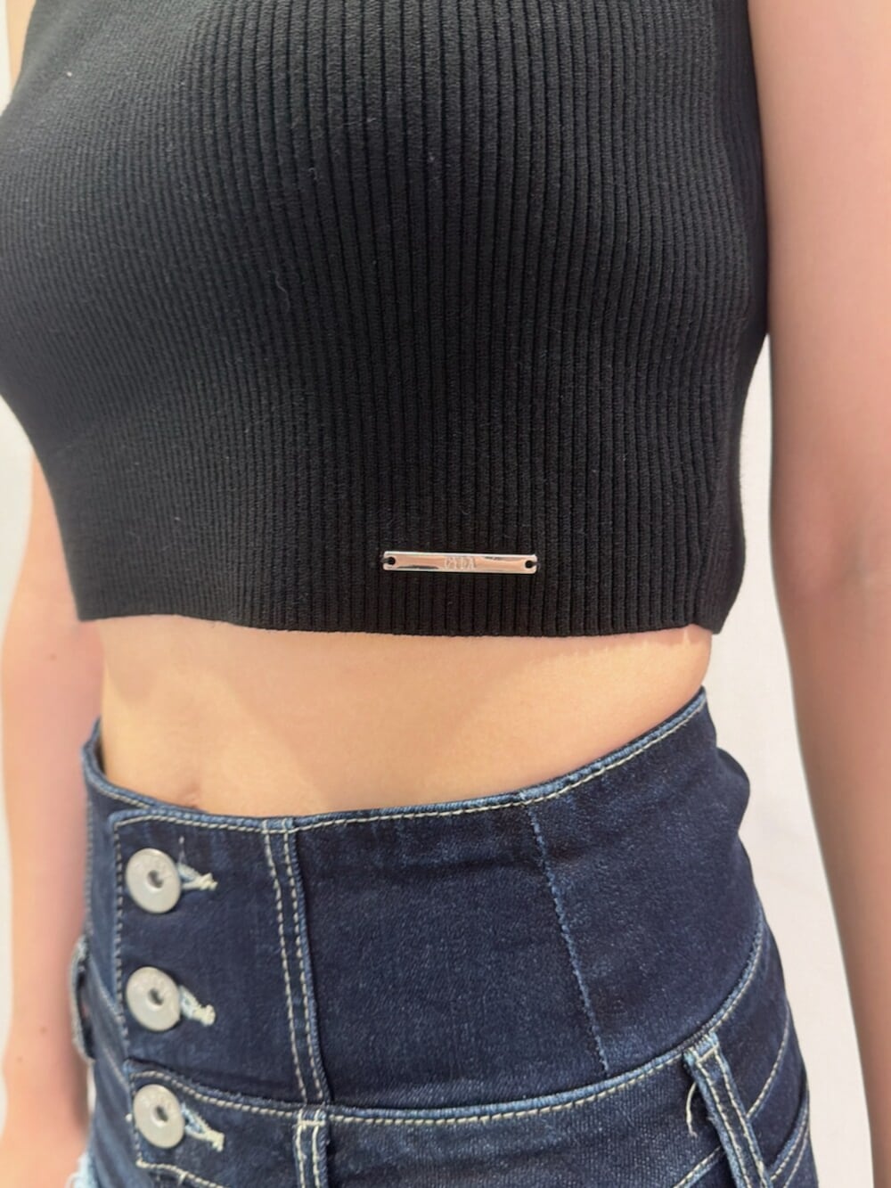 ブラック系のサンダル、ブルー系のデニムパンツ、ブラック系のニット/セーターを着用したレディースの夏コーディネートの6枚目の写真