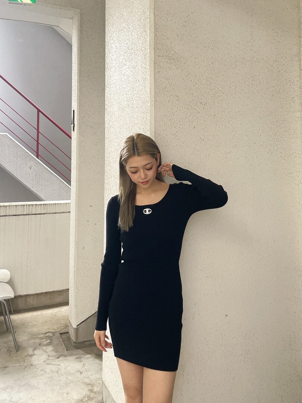 ブラック系のワンピース、ブラック系のブーツを着用したレディースの秋コーディネートの3枚目の写真