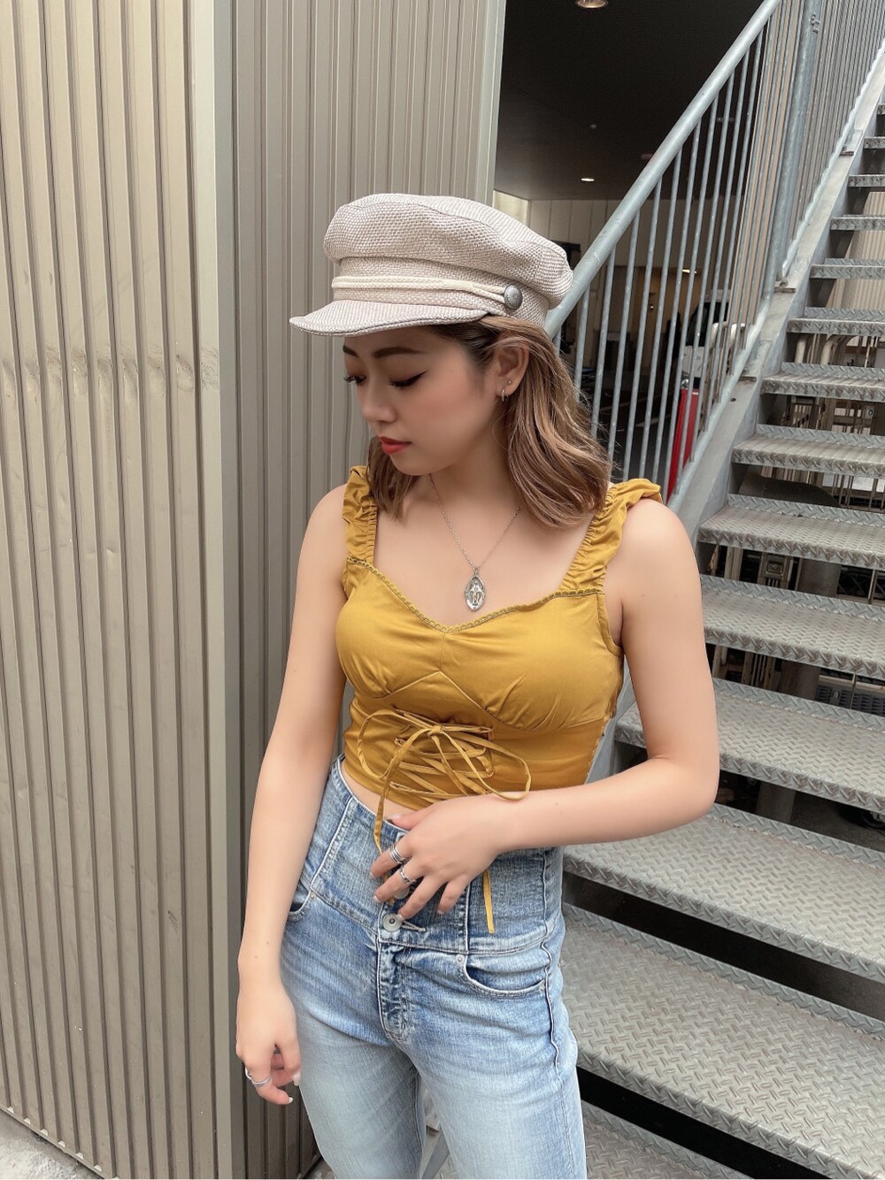 ホワイト系のシャツ/ブラウス、イエロー系のシャツ/ブラウス、ブルー系のデニムパンツを着用したレディースの夏コーディネートの5枚目の写真