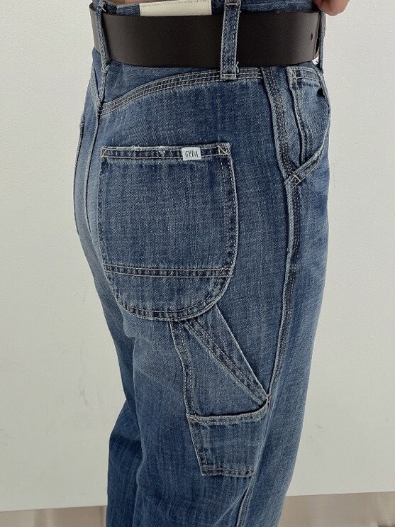 ブルー系のデニムパンツ、ブラック系のパンプス、その他のシャツ/ブラウスを着用したレディースの春コーディネートの5枚目の写真