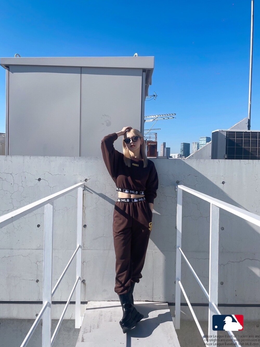 ブラック系のブーツ、ブラウン系のスウェットパンツ、ブラウン系のスウェットを着用したレディースの冬コーディネートの2枚目の写真