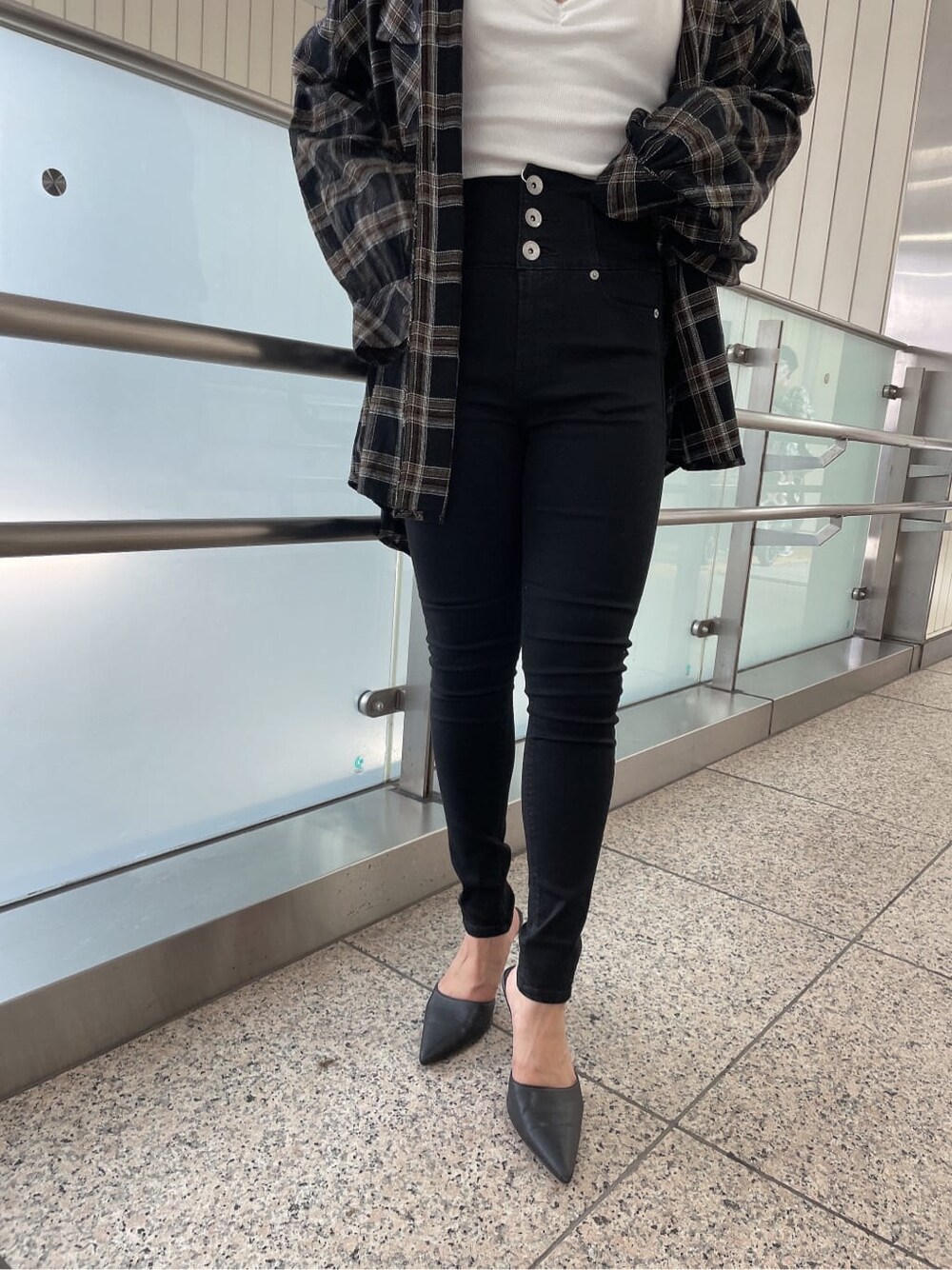 ブラック系のパンプス、ブラック系のその他パンツ、ブラック系のシャツ/ブラウスを着用したレディースの秋コーディネートの4枚目の写真