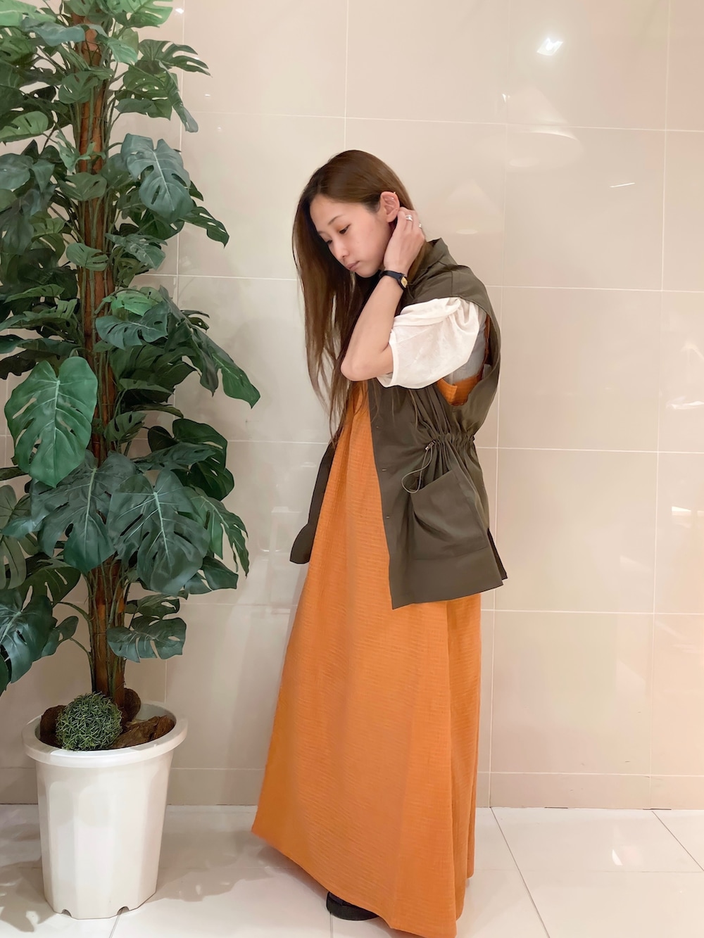 「キャミワンピ、ワンピース、低身長コーデ、152cm、152cmコーデ、ミリタリーベスト、カジュアル、骨格ウェーブ、ママコーデ、カジュアルコーデ、CPCM、cpcm_offical、シーピーシーエム、夏コーデ、夏」｜「CPCMのクラッシュジャガードキャミワンピース（ワンピース、オレンジ系）」を使った、kody0319さん（レディース・152cm）の夏コーディネートの3枚目の写真