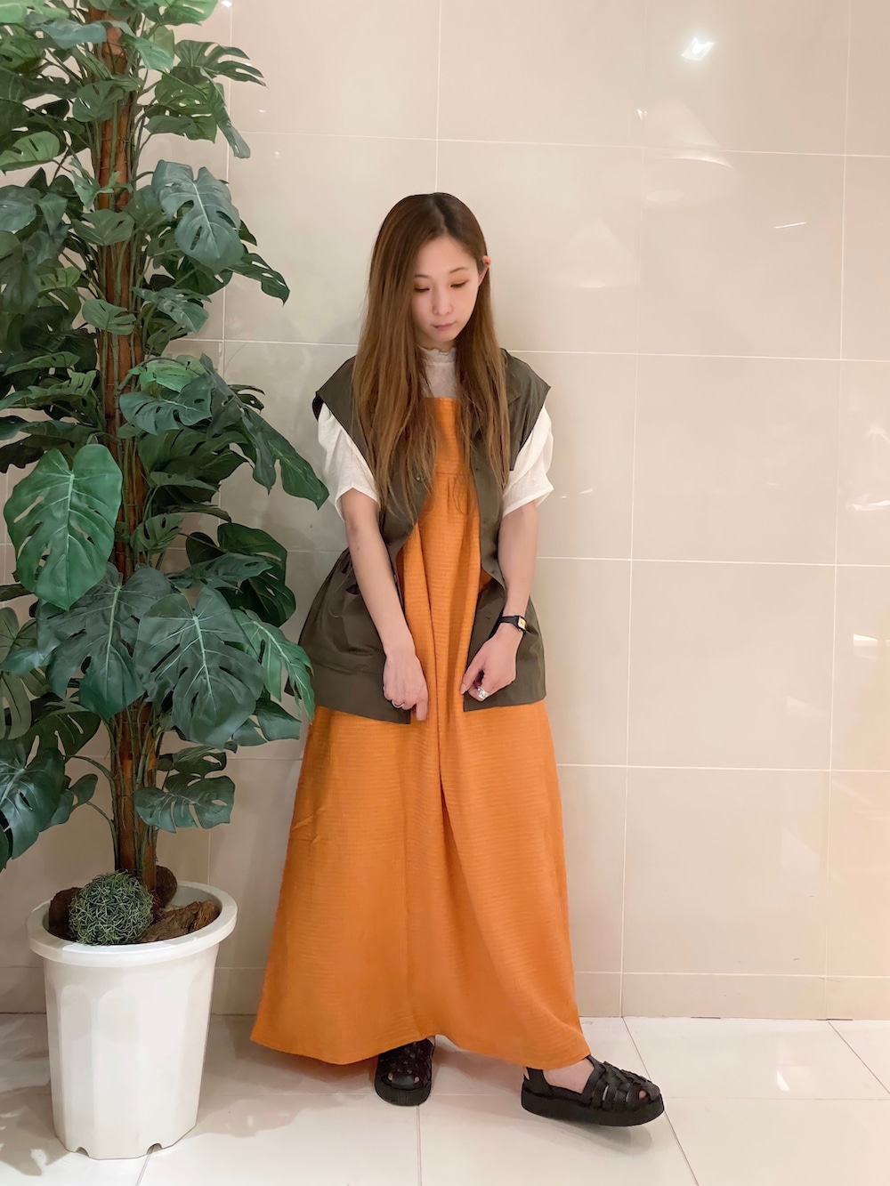 「キャミワンピ、ワンピース、低身長コーデ、152cm、152cmコーデ、ミリタリーベスト、カジュアル、骨格ウェーブ、ママコーデ、カジュアルコーデ、CPCM、cpcm_offical、シーピーシーエム、夏コーデ、夏」｜「CPCMのクラッシュジャガードキャミワンピース（ワンピース、オレンジ系）」を使った、kody0319さん（レディース・152cm）の夏コーディネートの2枚目の写真