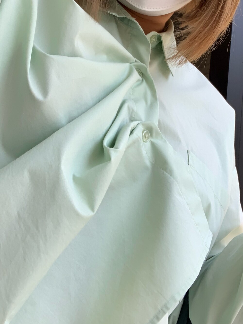 グリーン系のシャツ/ブラウス、ホワイト系のブーツを着用したレディースの春コーディネートの2枚目の写真