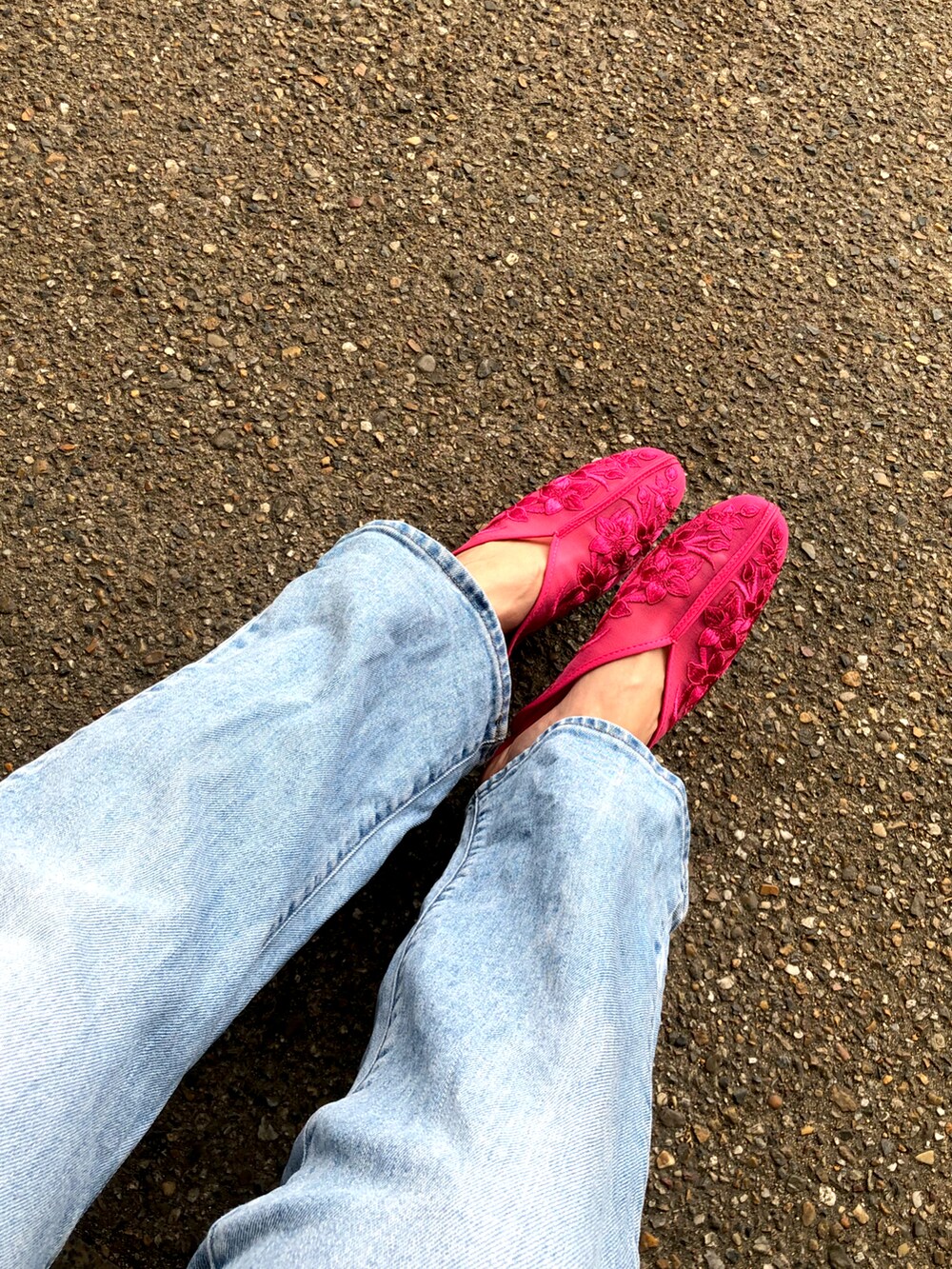 ホワイト系のTシャツ/カットソー、ブルー系のデニムパンツ、ピンク系のその他シューズを着用したレディースの夏コーディネートの2枚目の写真