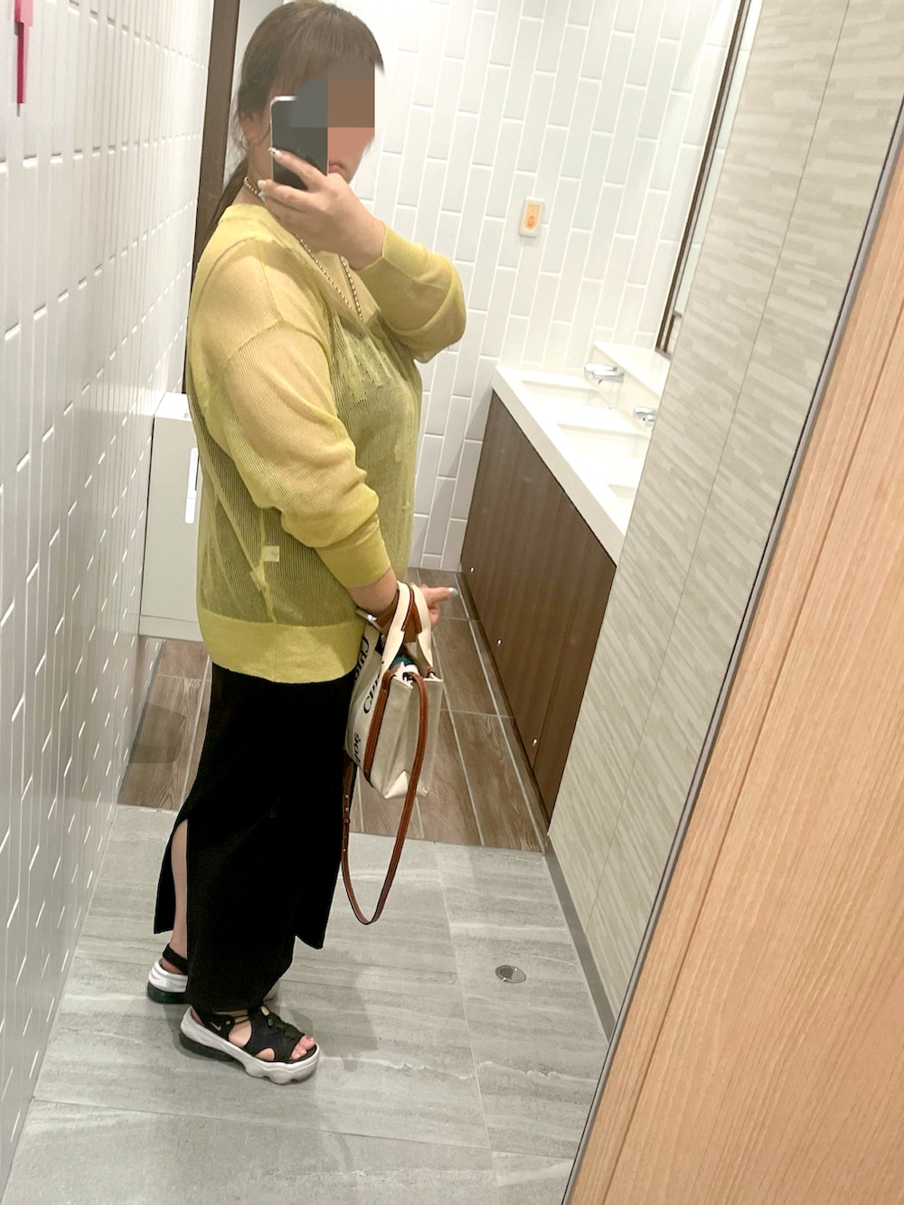 「秋先取りコーデ、今日のコーデ、休日スタイル、秋カラー、メッシュニット、イエロー、リブスカート、楽チンコーデ、カジュアル、レイヤードスタイル、Iラインスカート、ぽっちゃり、ぽっちゃりコーデ、プラスサイズ、ラビアンジェ」｜「LAVEANGEの2WAYシアーニット（ニット/セーター、イエロー系）」を使った、chiroru0827さん（レディース・160cm）の秋コーディネートの2枚目の写真