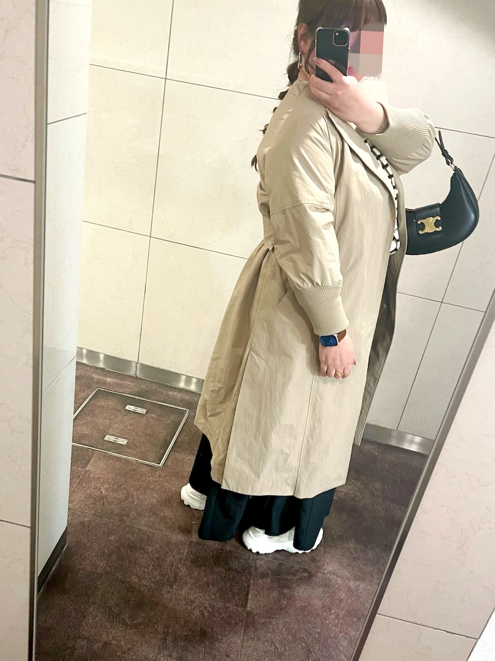 「春服みてみて、おでかけコーデ、ロングスカート、オトナカワイイ、おしゃれさんと繋がりたい、スニーカー、トレンチコート、ぽっちゃり、ぽっちゃりコーデ、プラスサイズ、ランチ、ボーダー、ティアードスカート」｜「Acutaのアイテム（トレンチコート、ベージュ系）」を使った、chiroru0827さん（レディース・160cm）の春コーディネートの2枚目の写真