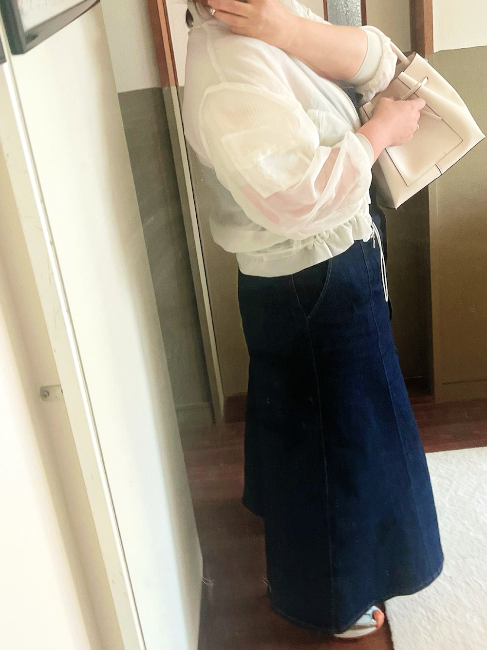 「最近のいい感じコーデ、レイヤードスタイル、初夏コーデ、今日のコーデ、厚底シューズ、夏ファッション、ぽっちゃり、オトナ女子、デニム、デニムワンピース、ジャンパースカート、ZOZOTOWN、マルチサイズ、ぽっちゃりコーデ、シアートップス」｜「CENEの【CENE】セネ/ドロップフープピアス(big)（ピアス（両耳用）、ゴールド系）」を使った、chiroru0827さん（レディース・160cm）の春コーディネートの2枚目の写真