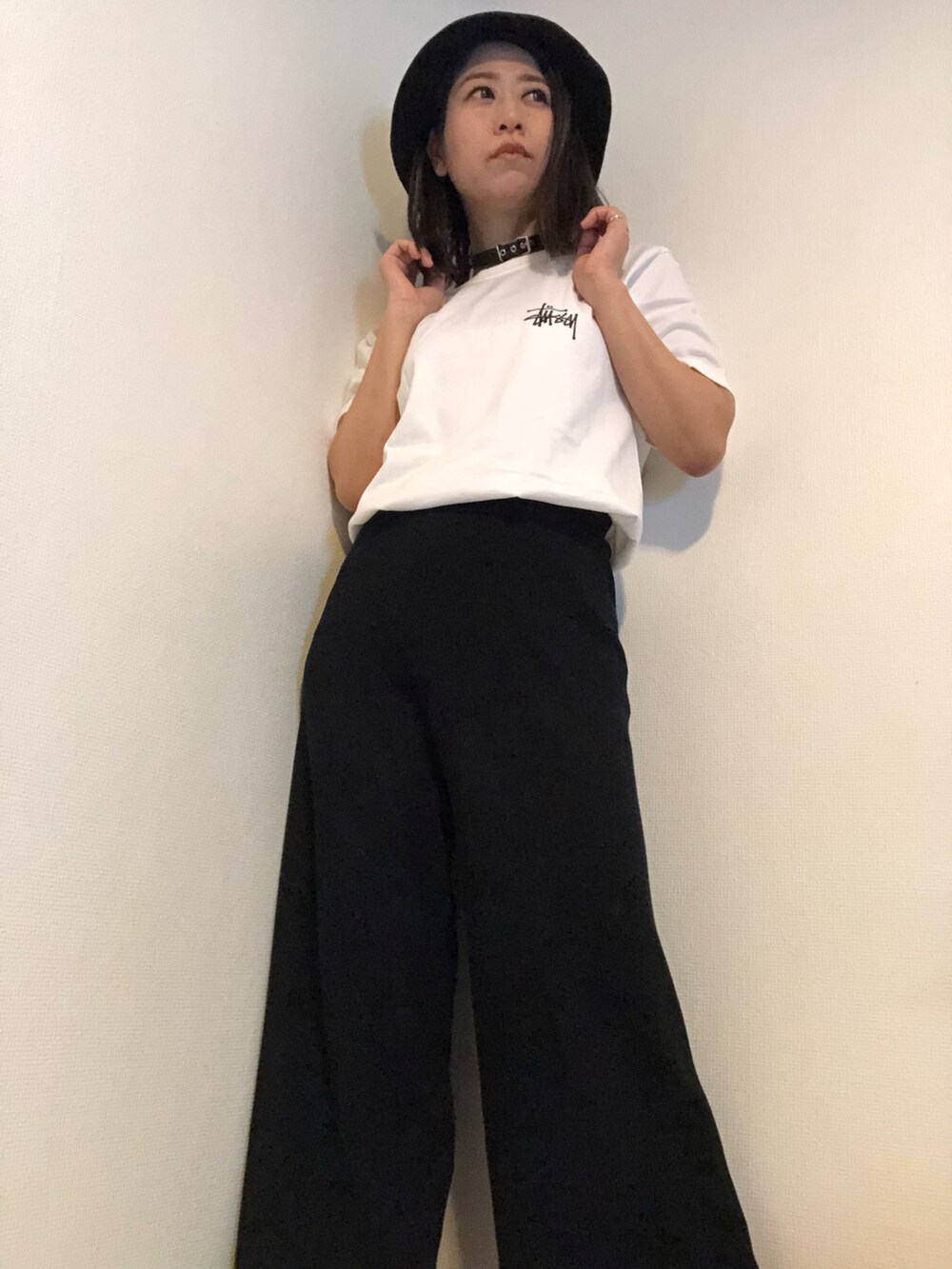 ホワイト系のTシャツ/カットソー、ブラック系のハットを着用したレディースの夏コーディネートの2枚目の写真