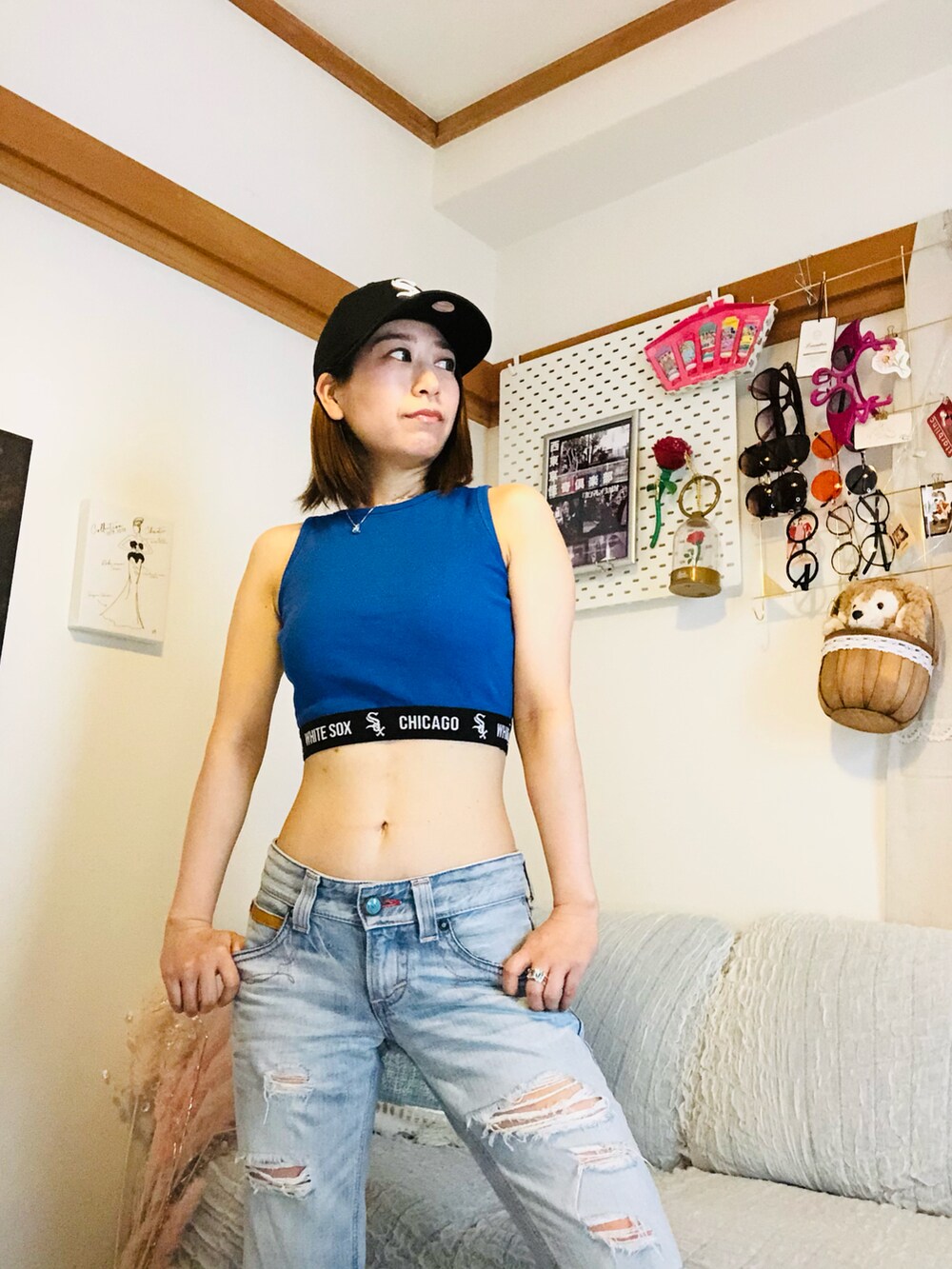 ブルー系のタンクトップ、ブラック系のキャップを着用したレディースの夏コーディネートの2枚目の写真