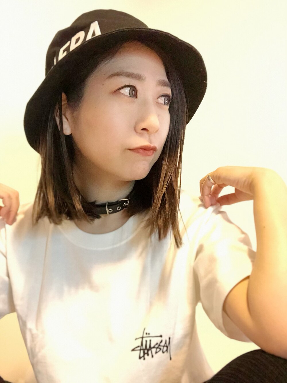 ホワイト系のTシャツ/カットソー、ブラック系のハットを着用したレディースの夏コーディネートの3枚目の写真