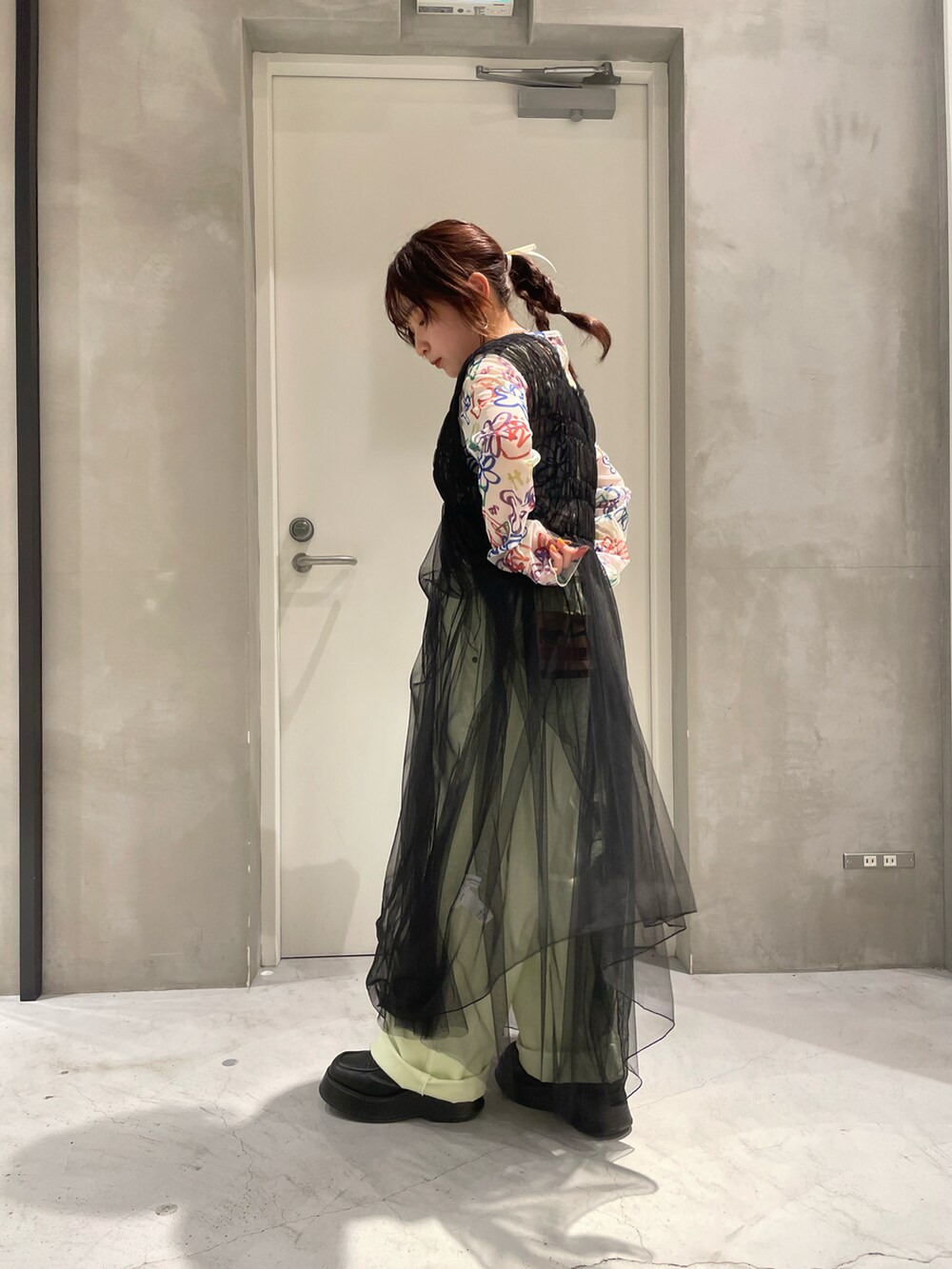 「春のおしゃ見えテクニック、春、春ファッション、ブーツ、低身長コーデ、プリントT、チュールワンピ、ピクニック、大人可愛い、春夏コーデ、24SS春の新作、チュール、シアートップス、チャオパニックティピー(CIAOPANIC TYPY)」｜「HELLO.SANFRANCISCOの【HELLO.SANFRANCISCO/ハローサンフランシスコ】ハンドペイントプリントシアーTEE（Tシャツ/カットソー、ホワイト系）」を使った、kojiさん（レディース・144cm）の春コーディネートの2枚目の写真
