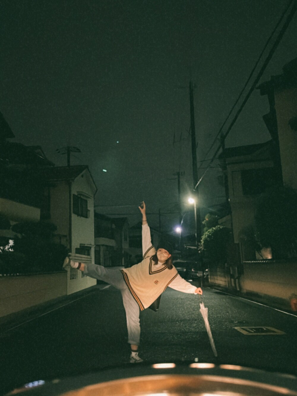 ベージュ系のベスト、ホワイト系のTシャツ/カットソー、ブルー系のデニムパンツを着用したレディースの春コーディネートの2枚目の写真