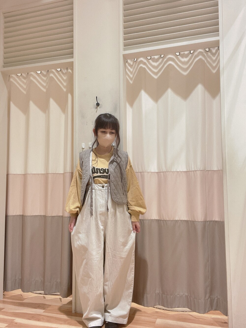 ベージュ系のベスト、ベージュ系のサロペット/オーバーオールを着用したレディースの秋コーディネートの2枚目の写真