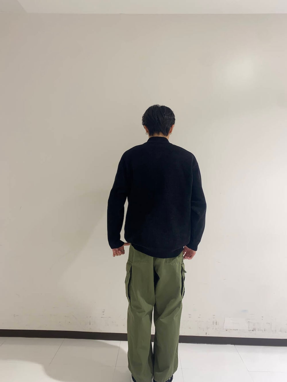 ブラック系のカーディガン/ボレロ、ブラック系のスニーカーを着用したメンズの秋コーディネートの5枚目の写真