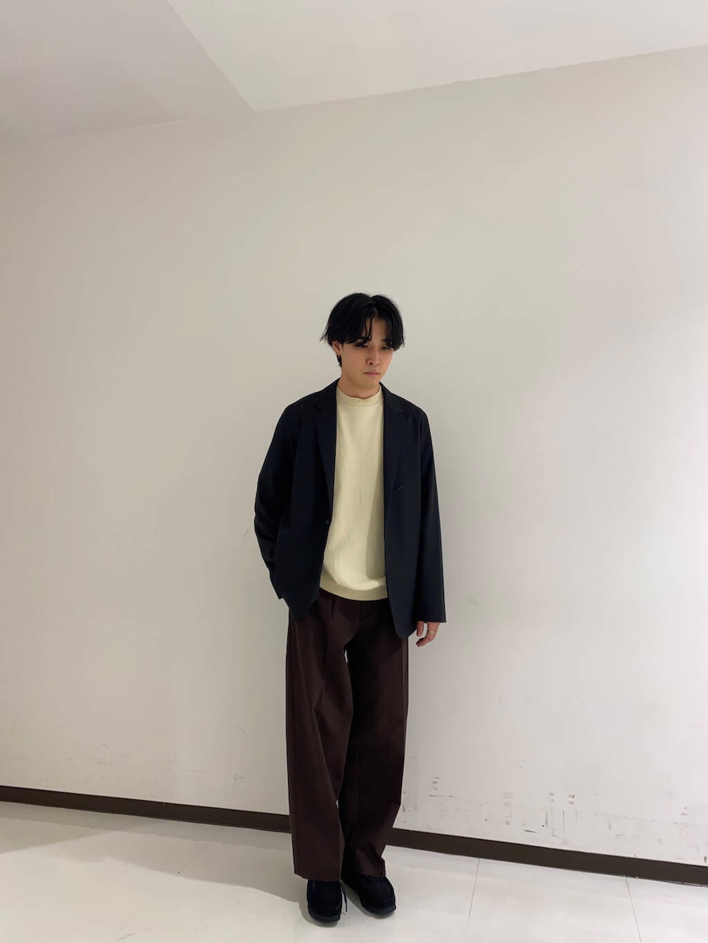 ブラック系のブーツ、ブラウン系のその他パンツ、ブラック系のその他アウターを着用したメンズの夏コーディネートの2枚目の写真