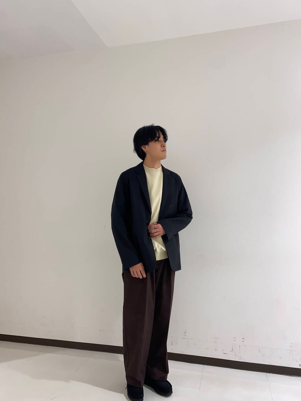 ブラック系のブーツ、ブラウン系のその他パンツ、ブラック系のその他アウターを着用したメンズの夏コーディネートの3枚目の写真
