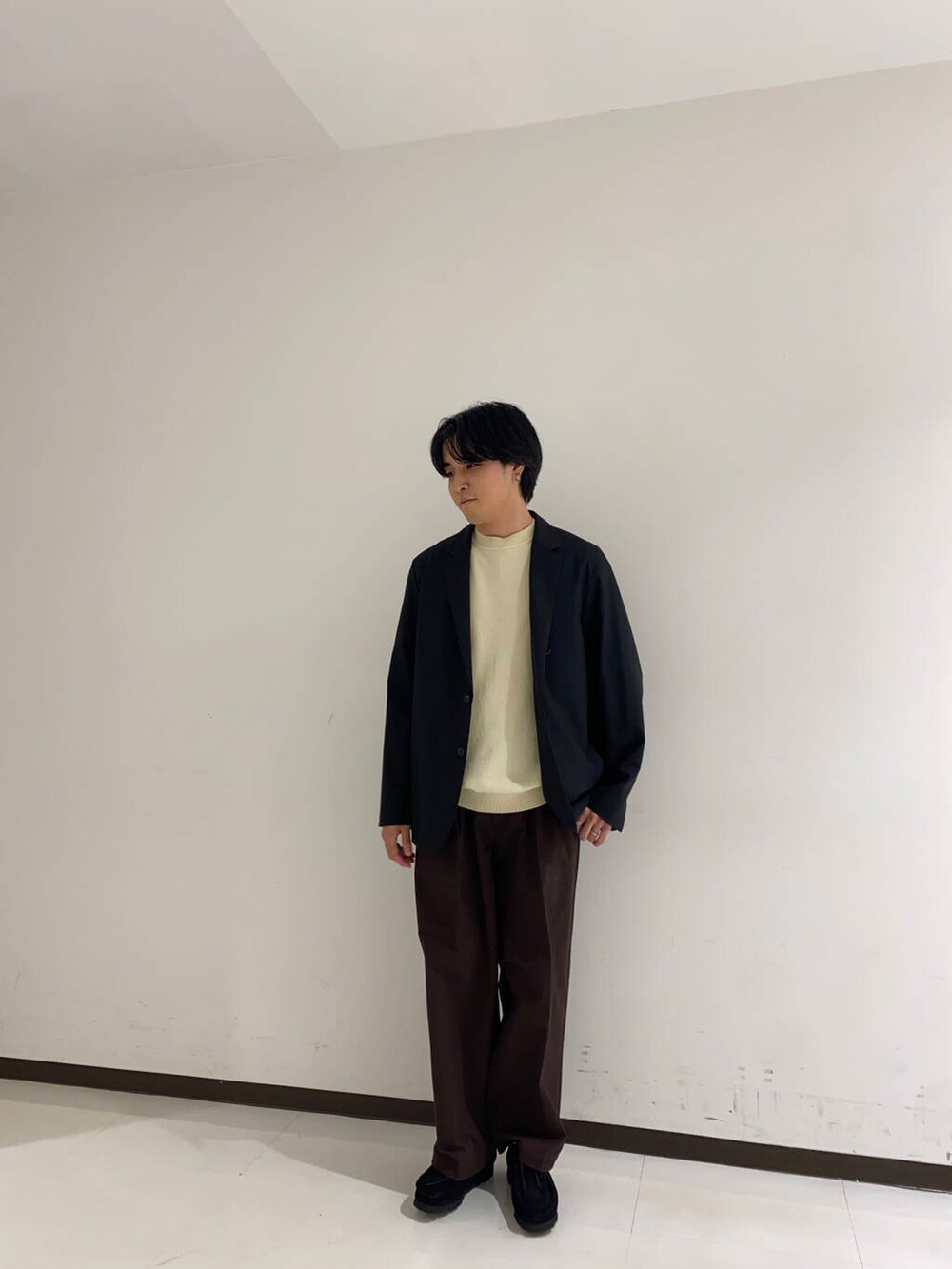 ブラック系のブーツ、ブラウン系のその他パンツ、ブラック系のその他アウターを着用したメンズの夏コーディネートの4枚目の写真