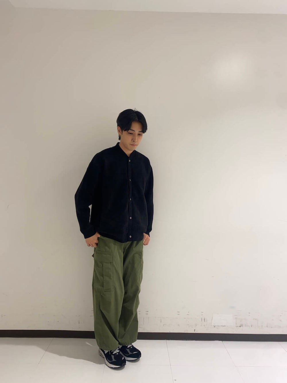 ブラック系のカーディガン/ボレロ、ブラック系のスニーカーを着用したメンズの秋コーディネートの2枚目の写真