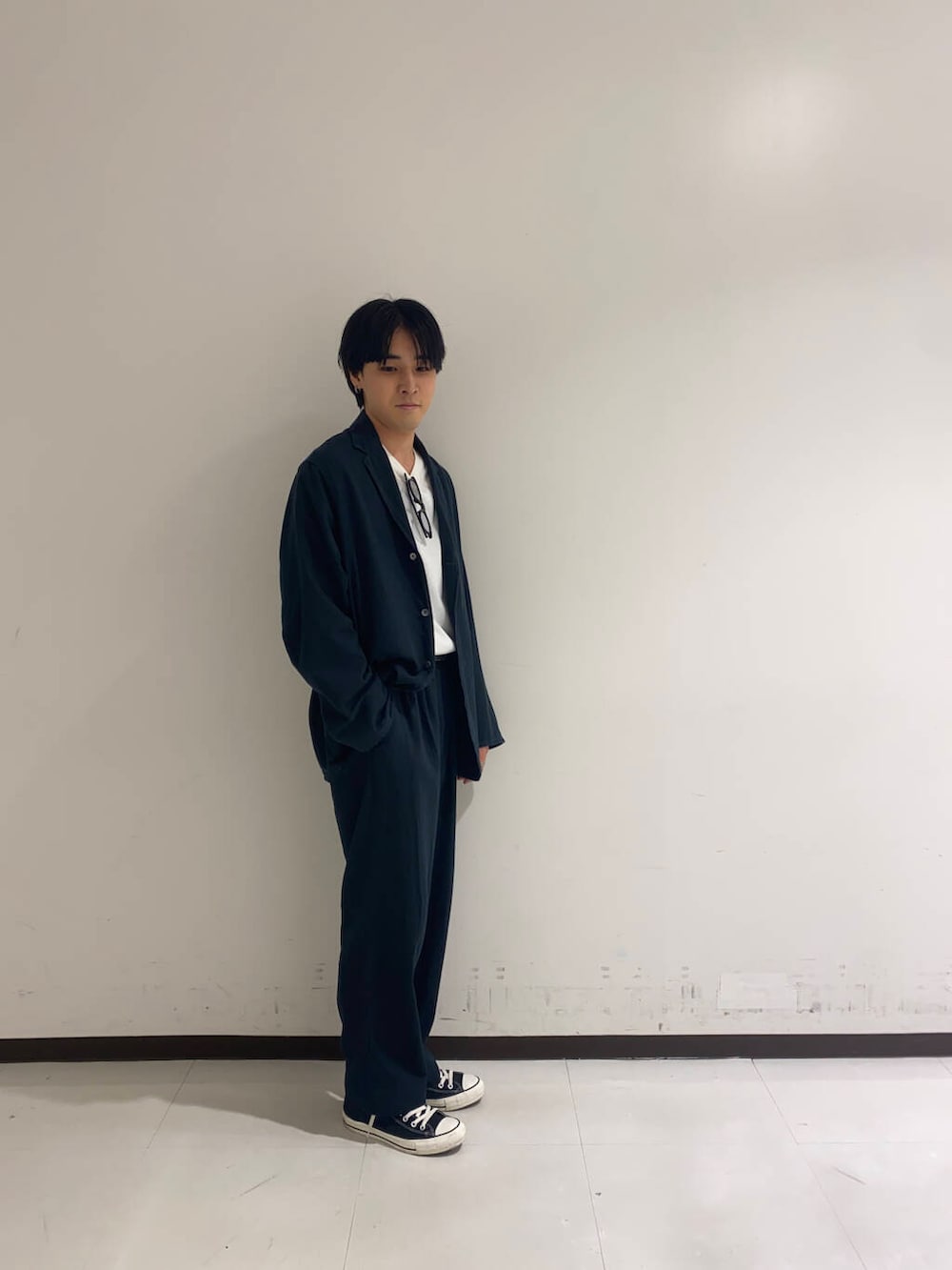 ブラック系のデニムパンツ、ブラック系のその他アウター、ホワイト系のTシャツ/カットソーを着用したメンズの夏コーディネートの2枚目の写真