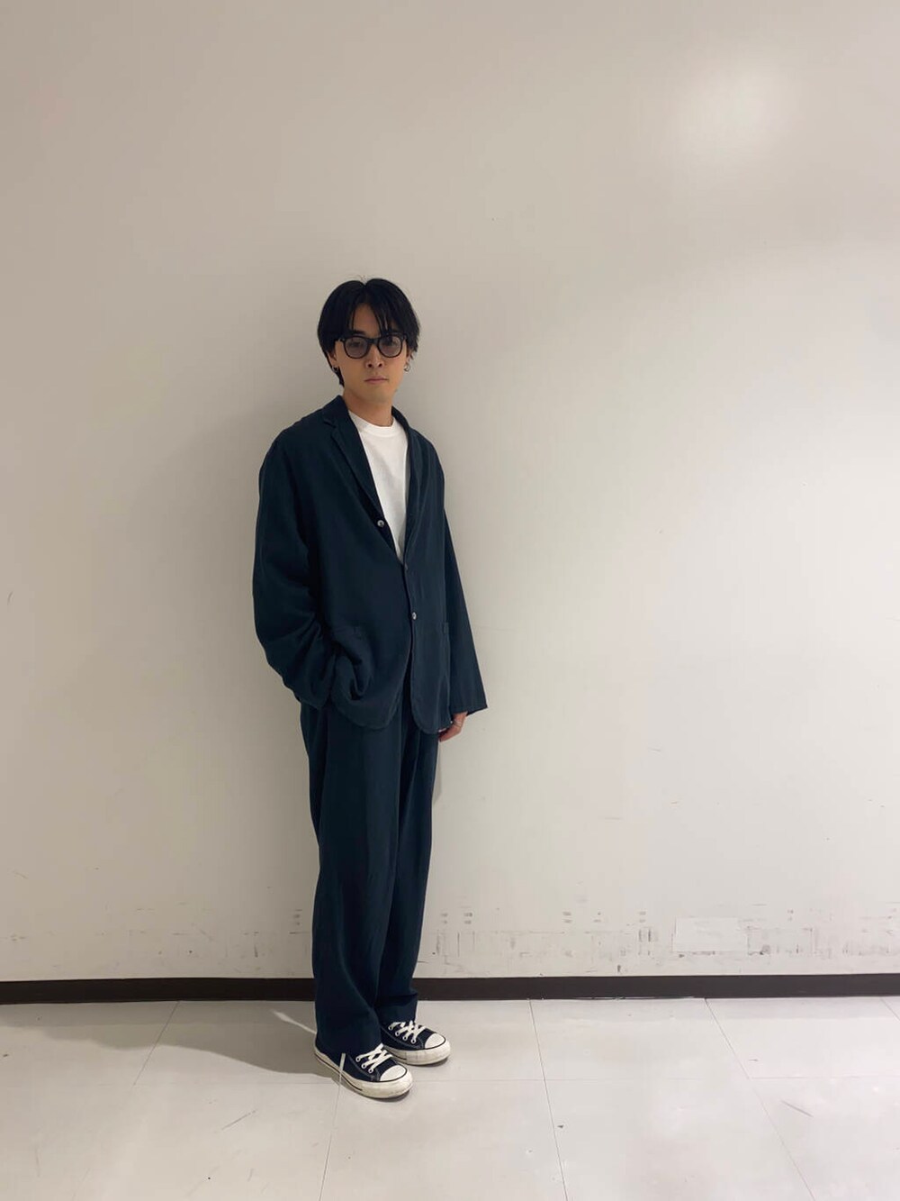 ブラック系のデニムパンツ、ブラック系のその他アウター、ホワイト系のTシャツ/カットソーを着用したメンズの夏コーディネートの5枚目の写真