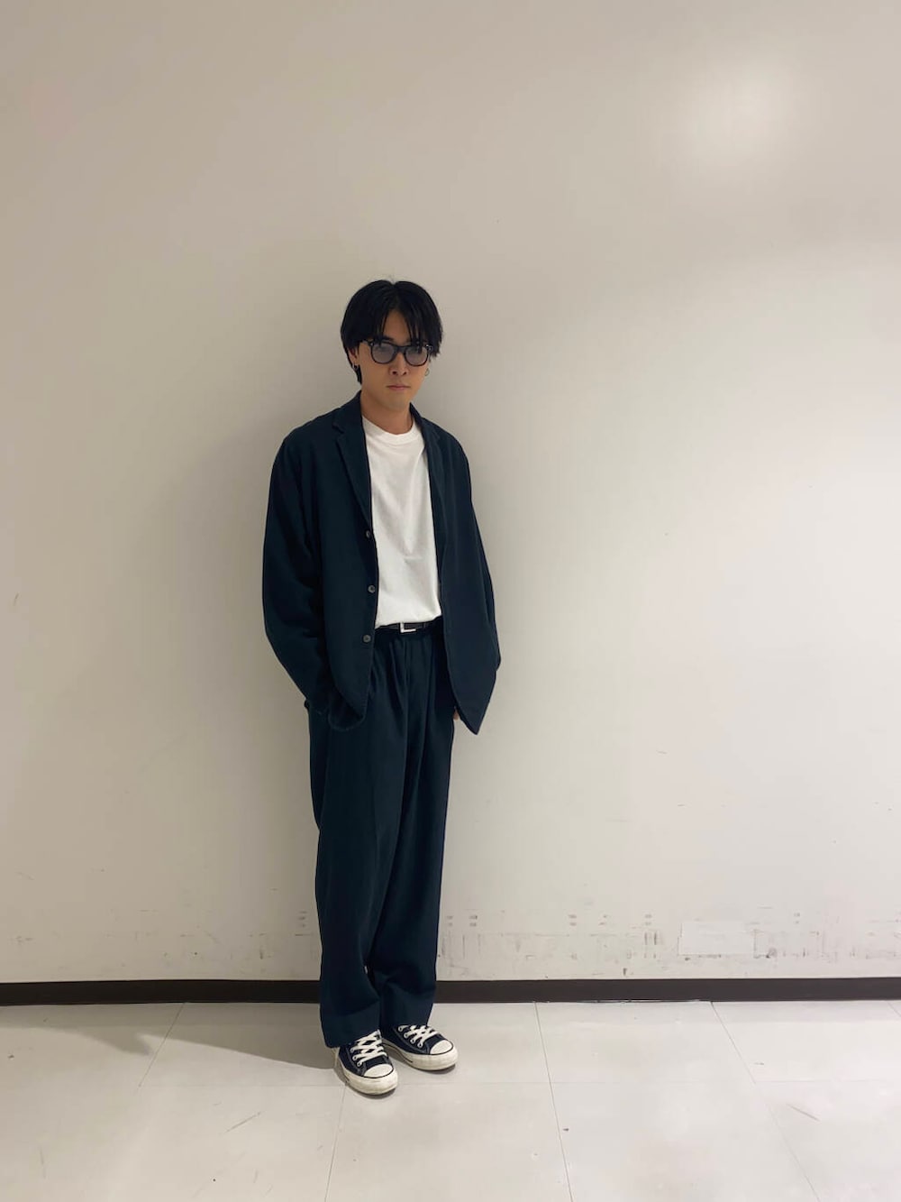 ブラック系のデニムパンツ、ブラック系のその他アウター、ホワイト系のTシャツ/カットソーを着用したメンズの夏コーディネートの3枚目の写真