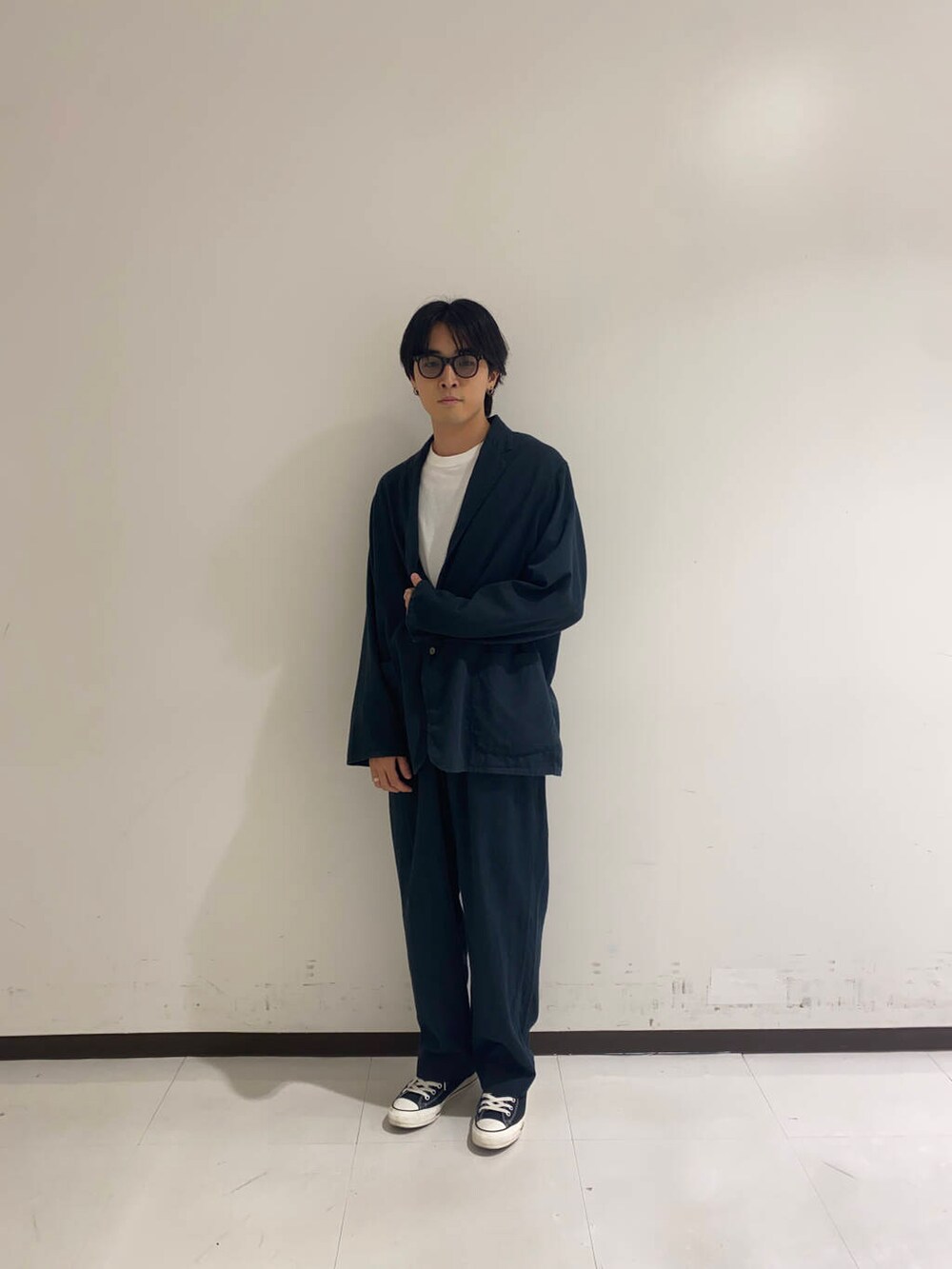 ブラック系のデニムパンツ、ブラック系のその他アウター、ホワイト系のTシャツ/カットソーを着用したメンズの夏コーディネートの4枚目の写真