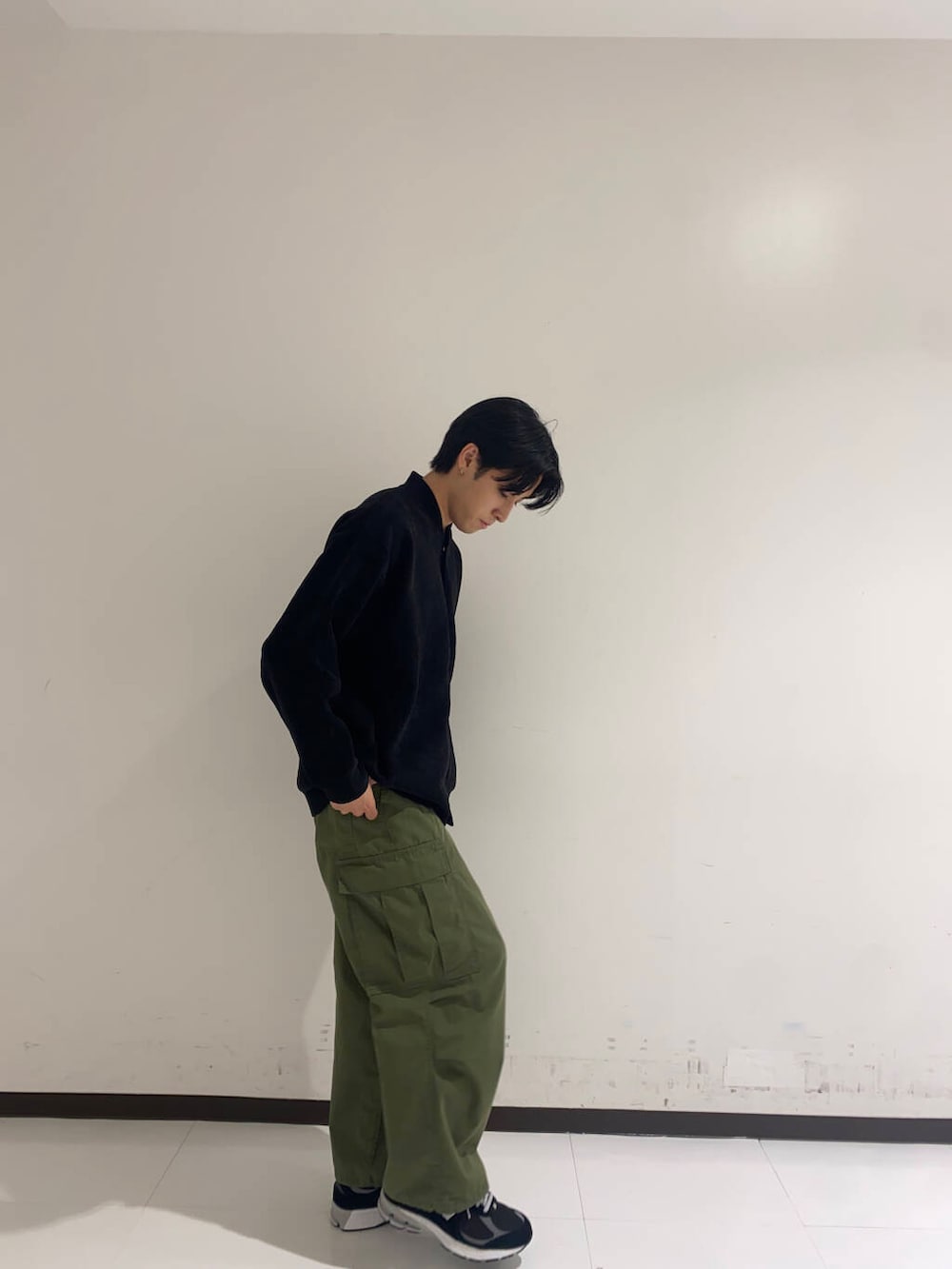 ブラック系のカーディガン/ボレロ、ブラック系のスニーカーを着用したメンズの秋コーディネートの3枚目の写真