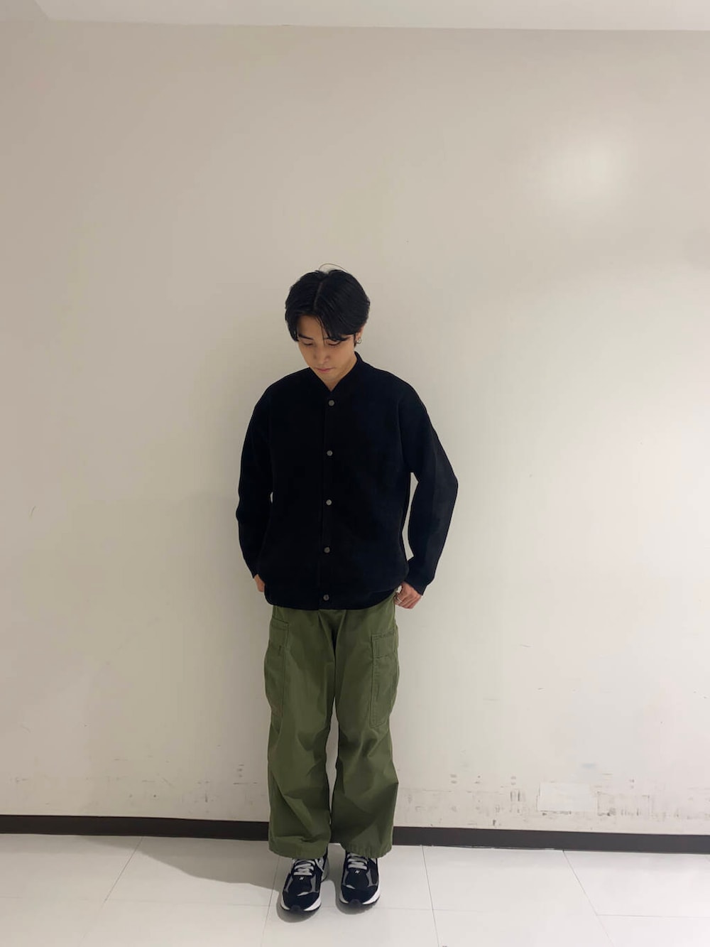 ブラック系のカーディガン/ボレロ、ブラック系のスニーカーを着用したメンズの秋コーディネートの4枚目の写真