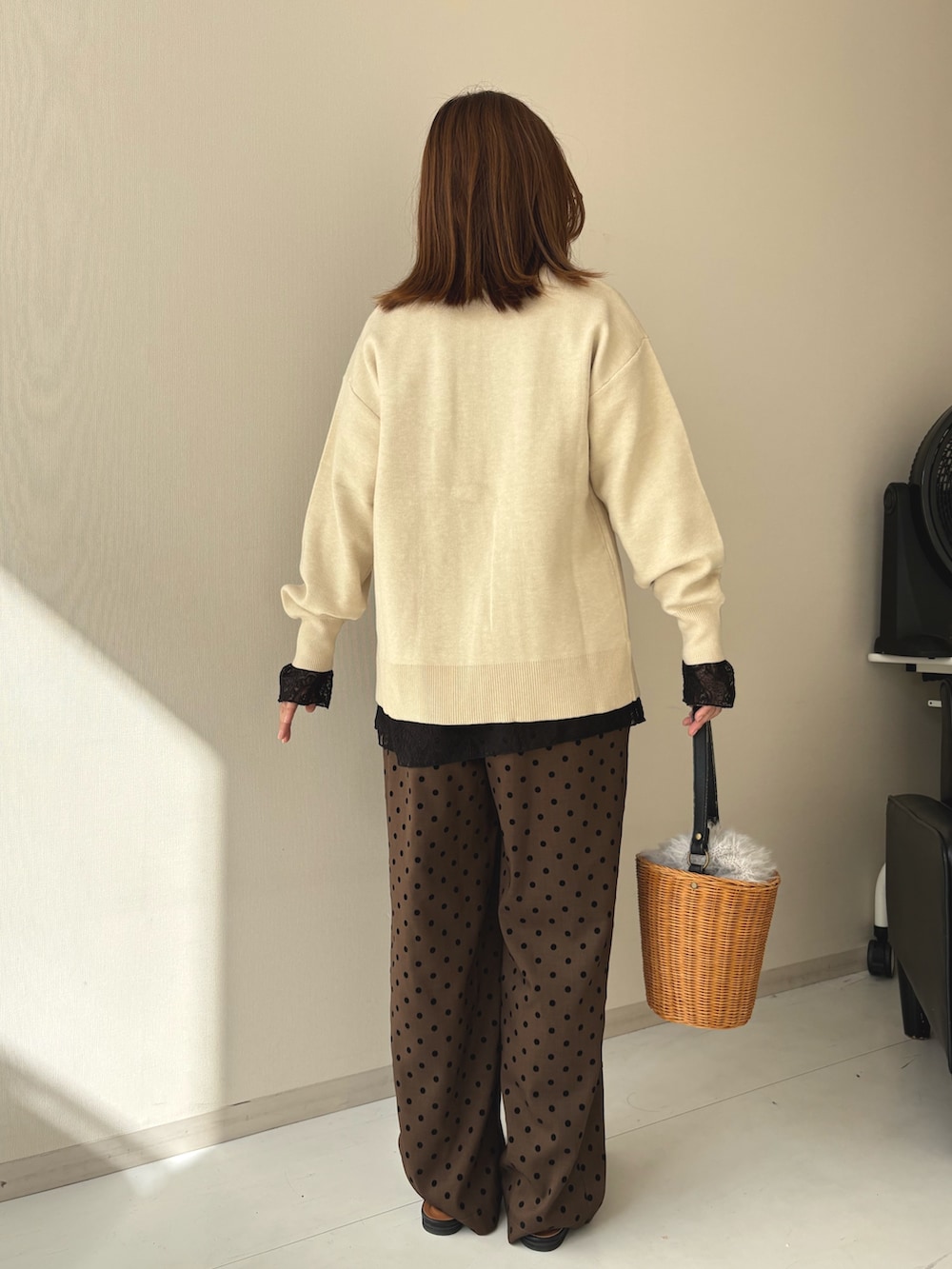 ブラウン系のパンツ、ブラック系のシャツ/ブラウス、ベージュ系のカーディガン/ボレロを着用したレディースの秋コーディネートの5枚目の写真