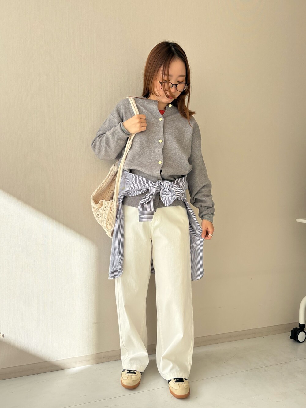 ホワイト系のパンツ、ブルー系のシャツ/ブラウス、オレンジ系のTシャツ/カットソーを着用したレディースの秋コーディネートの2枚目の写真