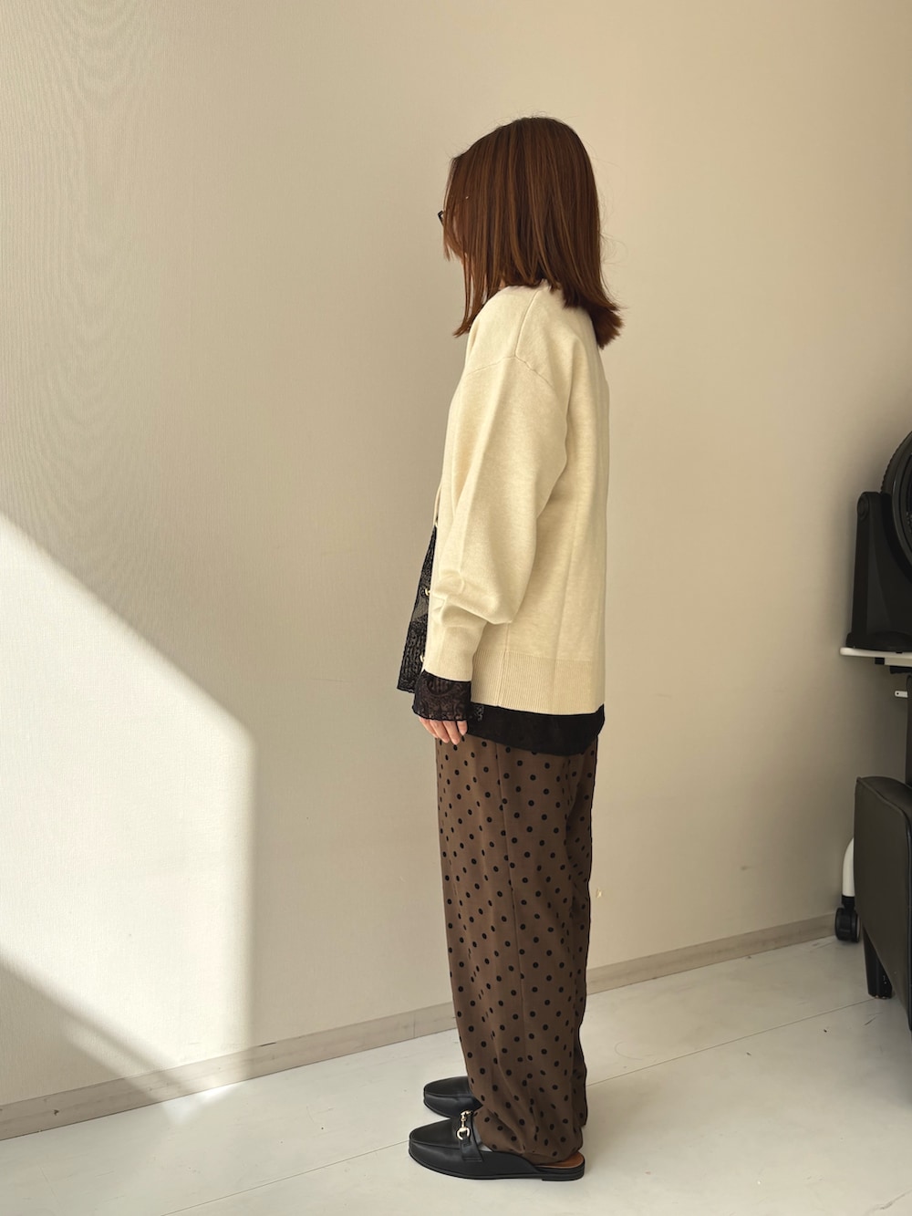 ブラウン系のパンツ、ブラック系のシャツ/ブラウス、ベージュ系のカーディガン/ボレロを着用したレディースの秋コーディネートの4枚目の写真