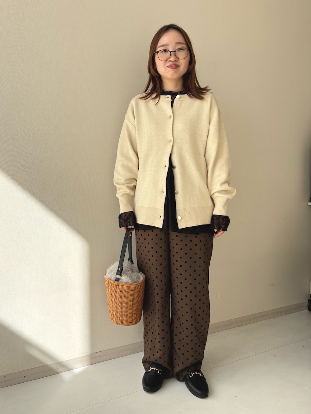ブラウン系のパンツ、ブラック系のシャツ/ブラウス、ベージュ系のカーディガン/ボレロを着用したレディースの秋コーディネートの3枚目の写真