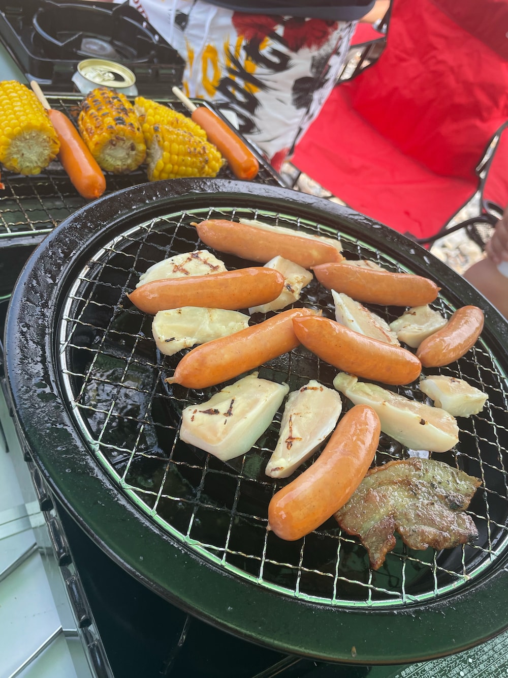 ピンク系のその他パンツ、ホワイト系のトップス、ブラック系のサンダルを着用したメンズの夏コーディネートの5枚目の写真