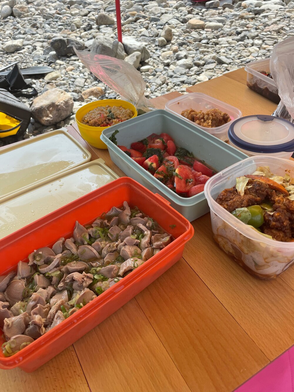 ピンク系のその他パンツ、ホワイト系のトップス、ブラック系のサンダルを着用したメンズの夏コーディネートの4枚目の写真