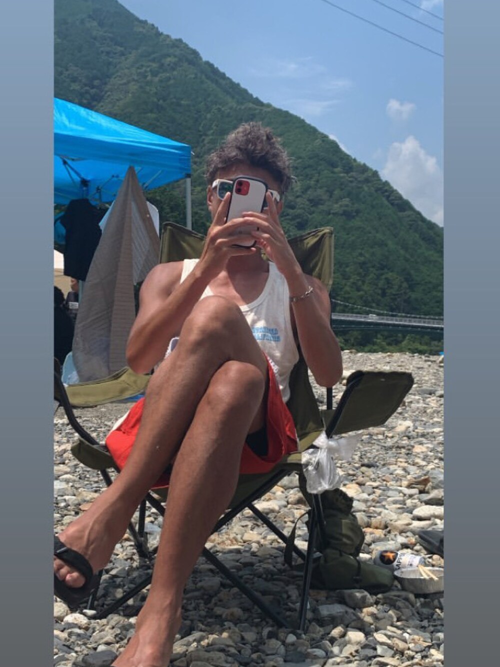 ピンク系のその他パンツ、ホワイト系のトップス、ブラック系のサンダルを着用したメンズの夏コーディネートの2枚目の写真