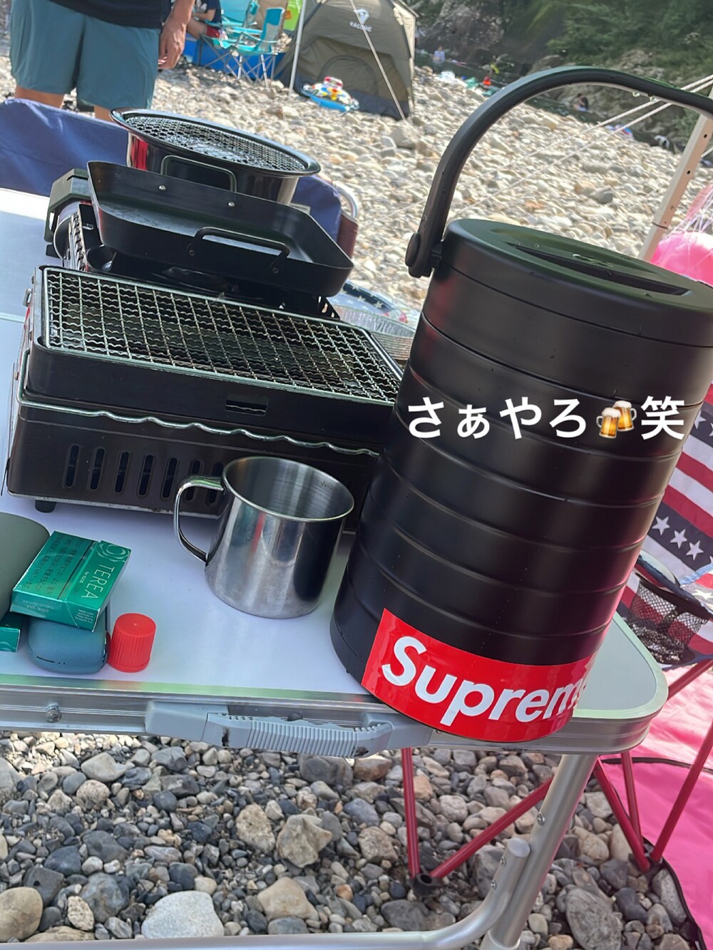 ピンク系のその他パンツ、ホワイト系のトップス、ブラック系のサンダルを着用したメンズの夏コーディネートの3枚目の写真