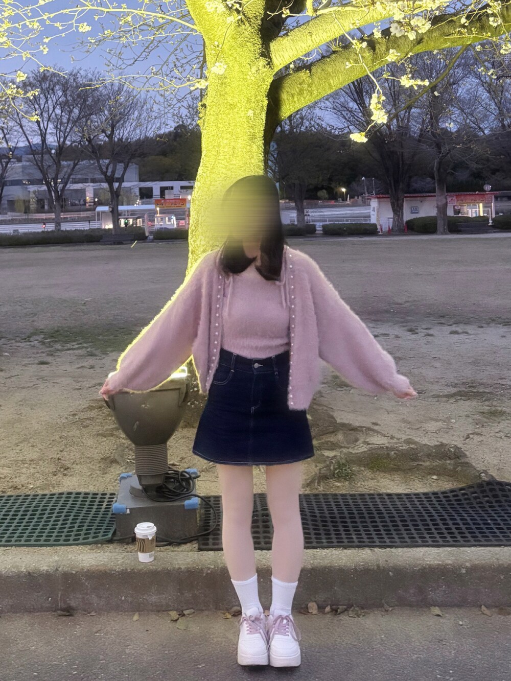 ホワイト系のスニーカー、ピンク系のカーディガン/ボレロ、ブルー系のデニムスカートを着用したレディースの春コーディネートの2枚目の写真
