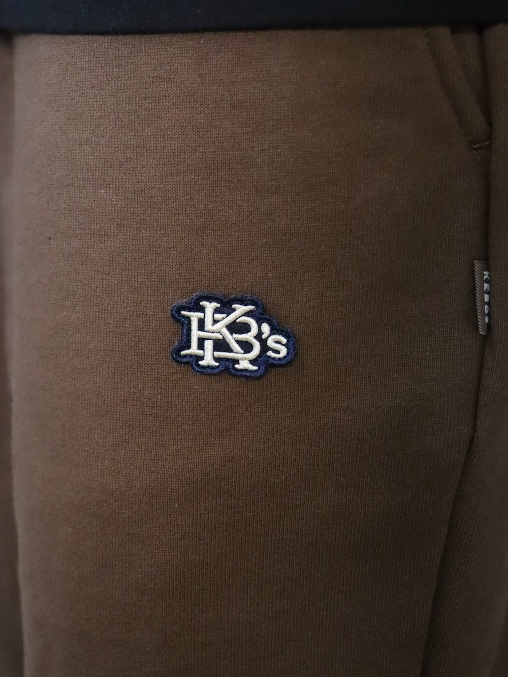 ブルー系のデニムジャケット、ブラック系のTシャツ/カットソー、ブラウン系のスウェットパンツを着用したレディースの春コーディネートの4枚目の写真