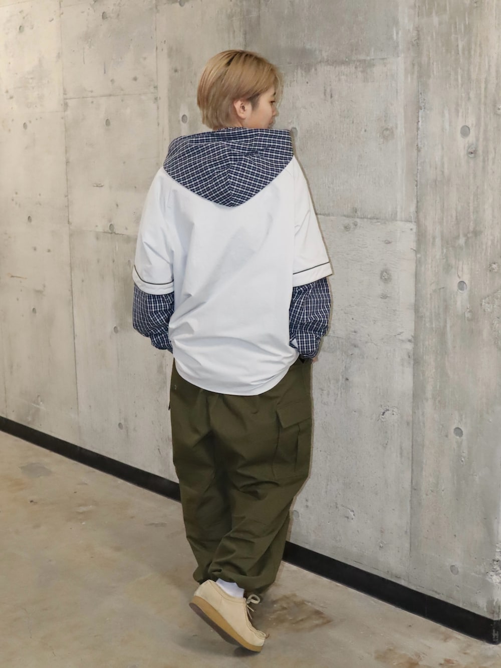 グリーン系のカーゴパンツ、ホワイト系のジャケット/アウター、ブルー系のシャツ/ブラウスを着用したレディースの春コーディネートの2枚目の写真