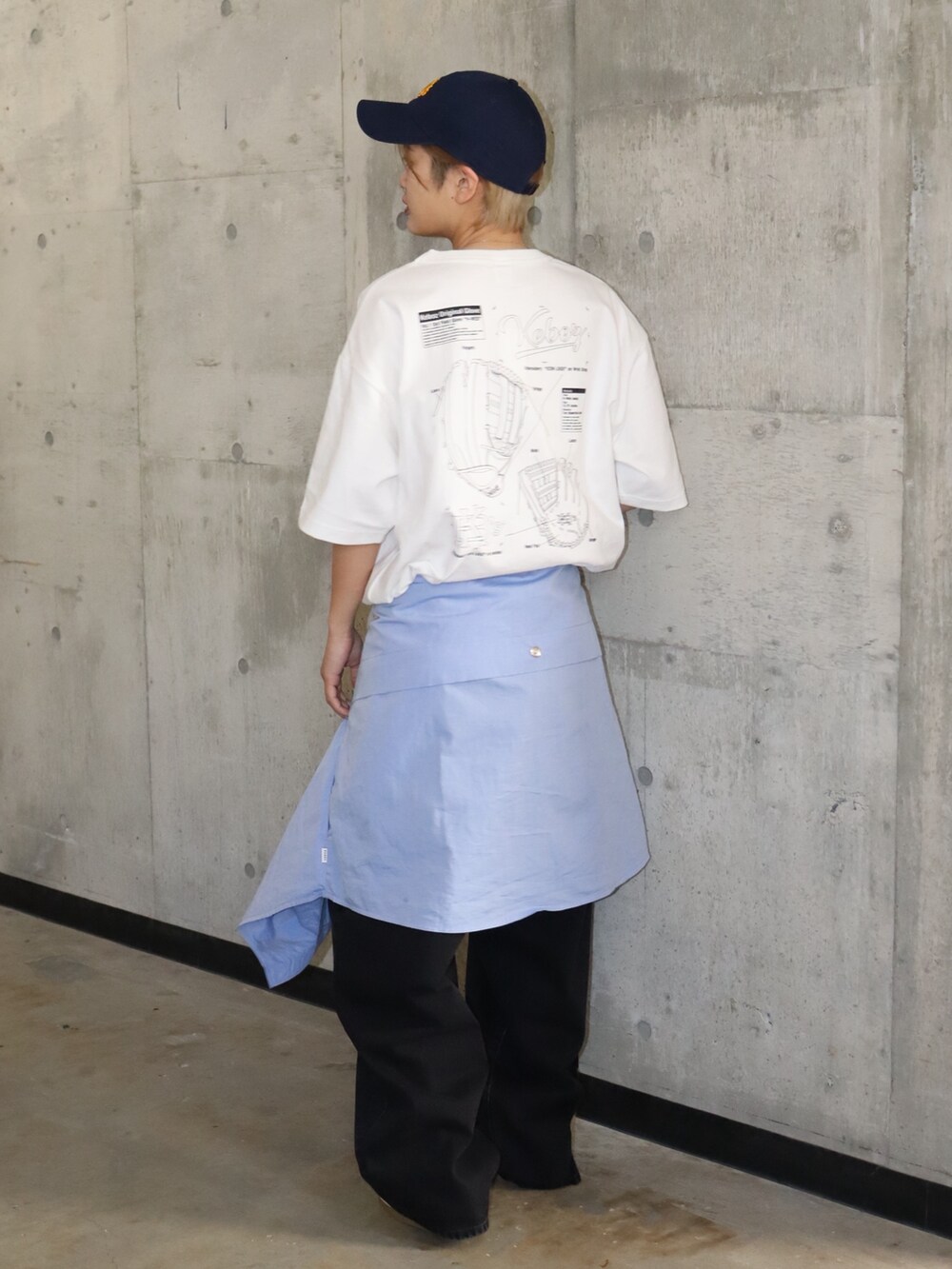 ホワイト系のTシャツ/カットソー、ブラック系のデニムパンツ、ブルー系のキャップを着用したレディースの春コーディネートの4枚目の写真