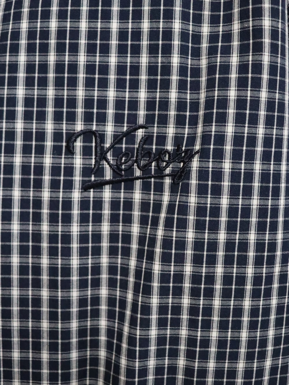 グリーン系のカーゴパンツ、ホワイト系のジャケット/アウター、ブルー系のシャツ/ブラウスを着用したレディースの春コーディネートの4枚目の写真