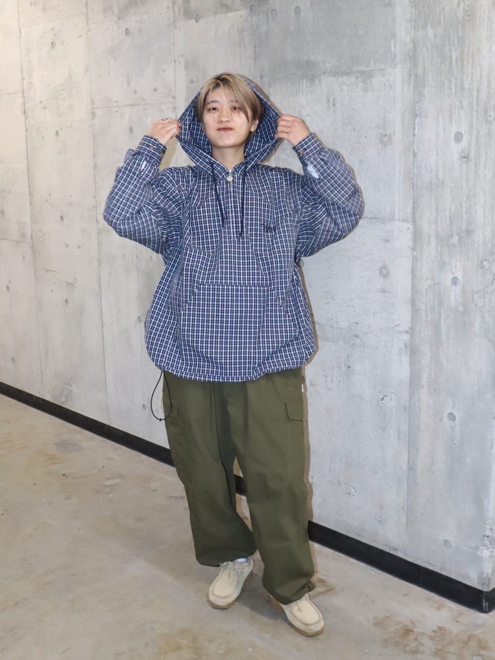 グリーン系のカーゴパンツ、ホワイト系のジャケット/アウター、ブルー系のシャツ/ブラウスを着用したレディースの春コーディネートの3枚目の写真