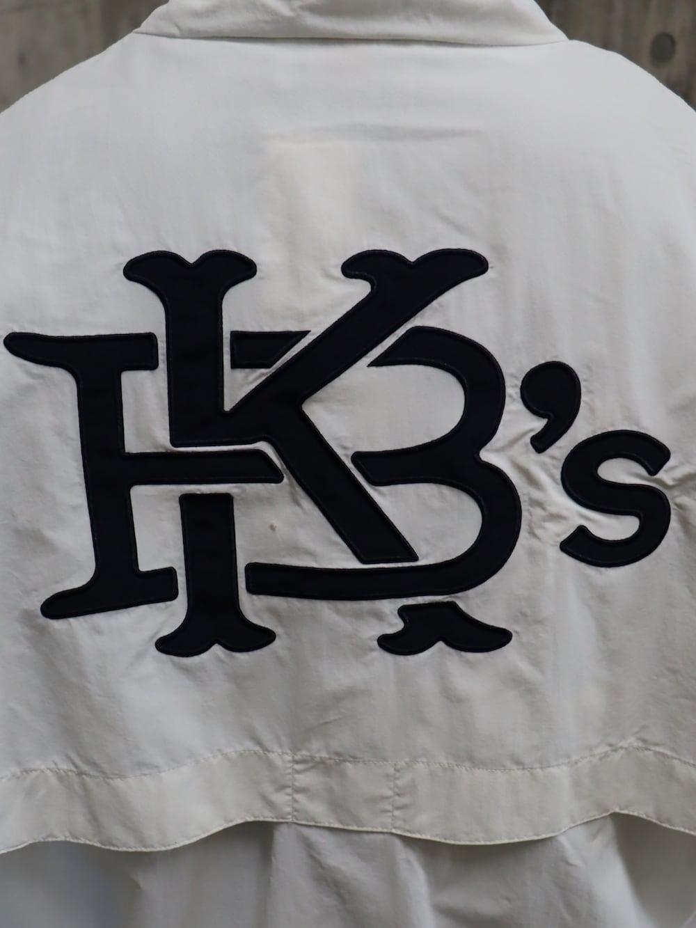 ホワイト系のナイロンジャケット、ブルー系のTシャツ/カットソー、ブルー系のパンツを着用したレディースの春コーディネートの5枚目の写真