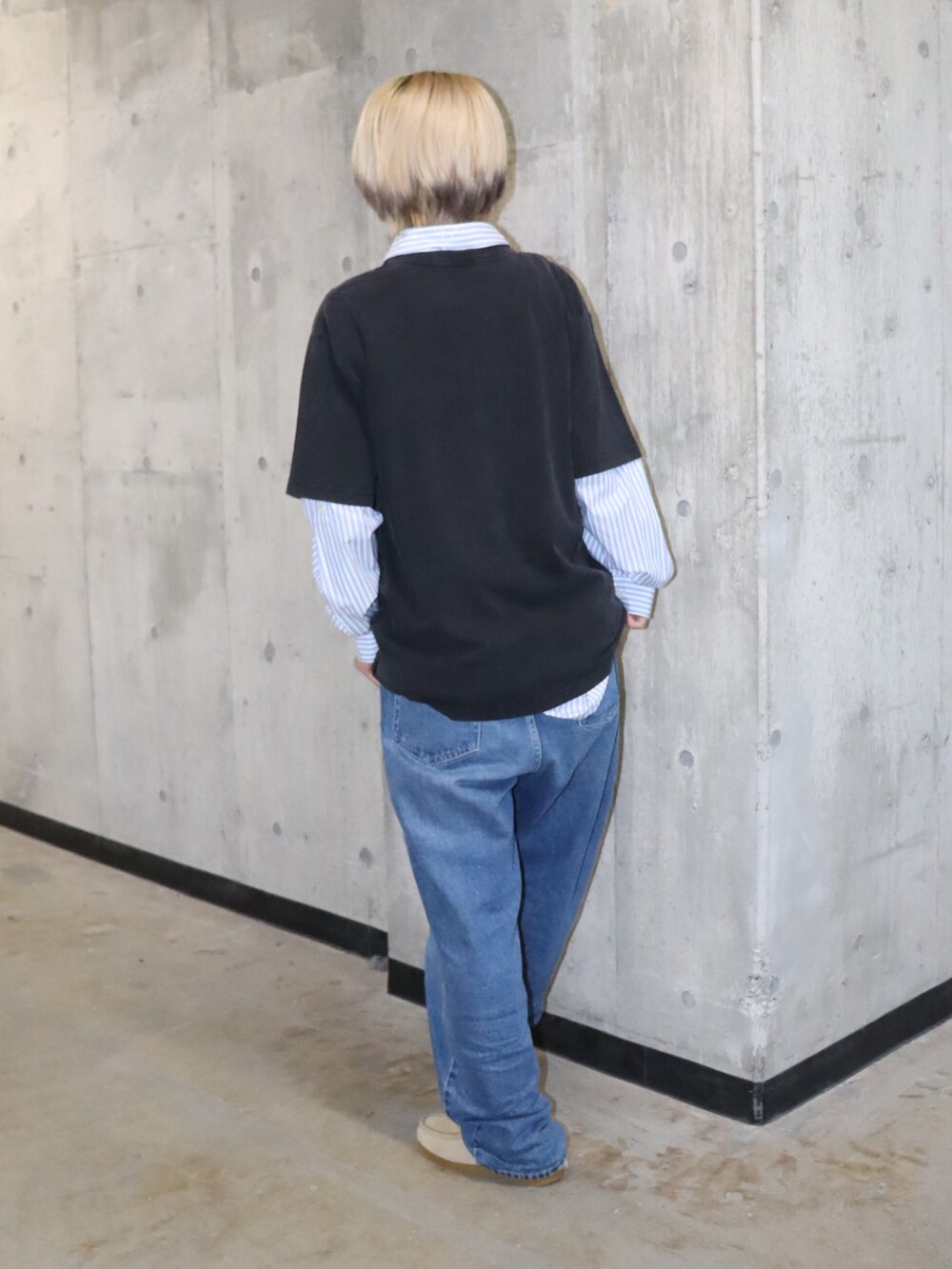 ブラック系のTシャツ/カットソー、ブルー系のシャツ/ブラウス、ブルー系のデニムパンツを着用したレディースの秋コーディネートの2枚目の写真